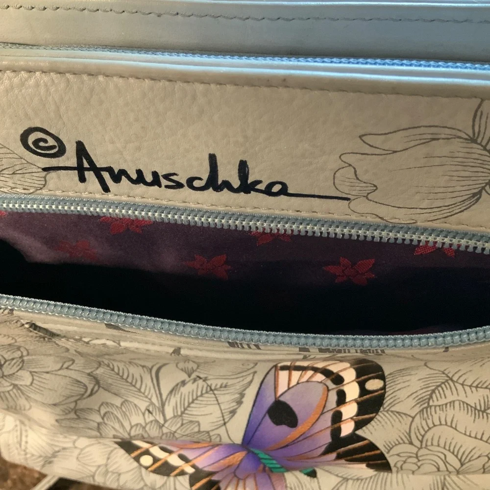 ANUSHKA HANDBAG - NWOT.   Butterflies… Cross body, bag with matching wallet…. - Picture 6 of 8